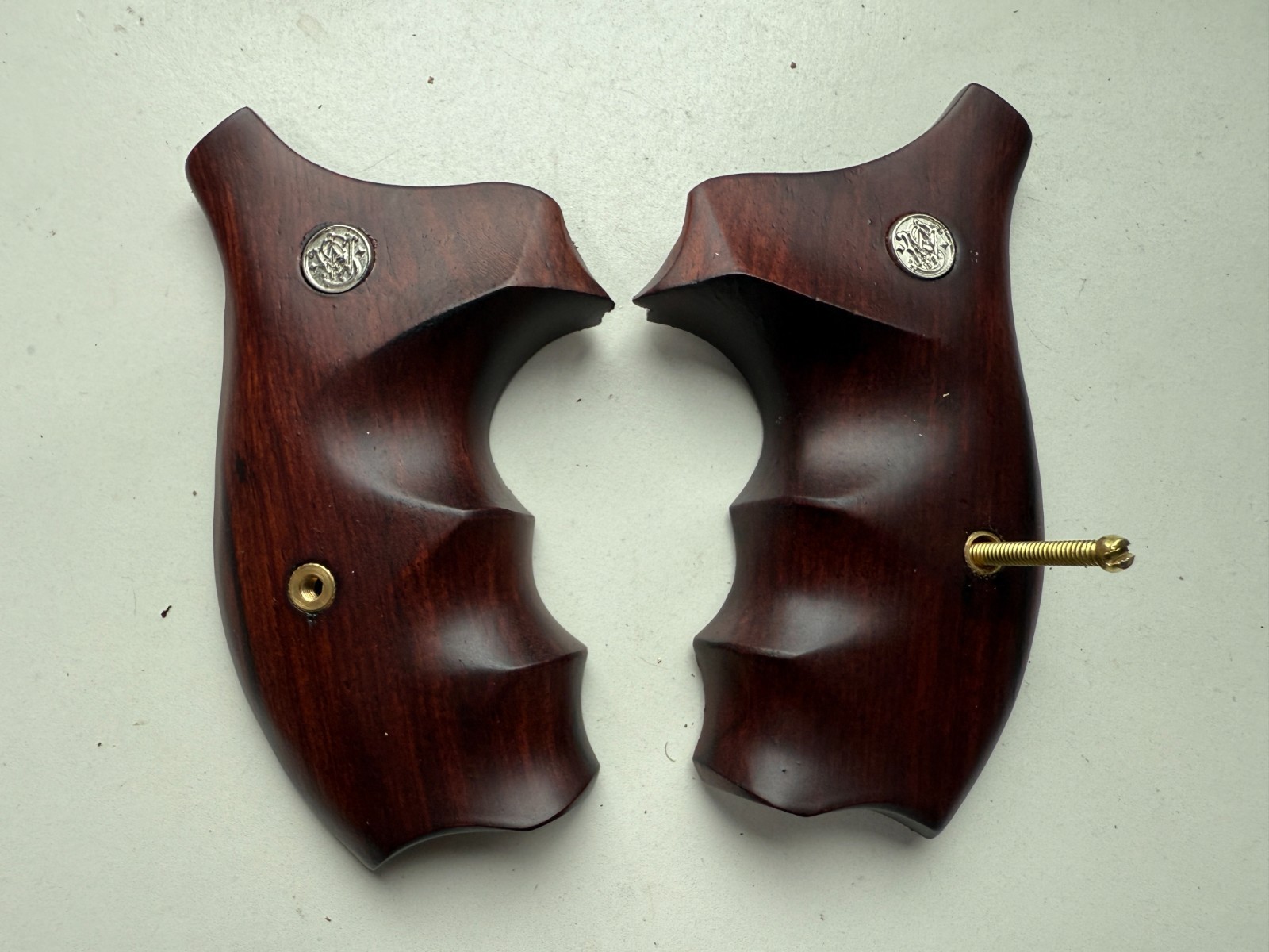 Smooth Padauk wood Finger groove Decorative Grips for S&W, K/L ROUND BUTT 686#01