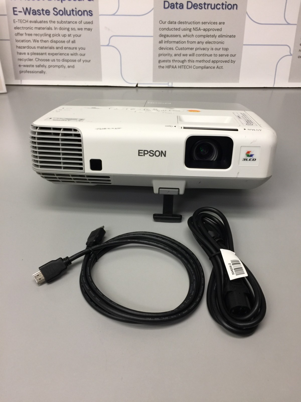 Epson PowerLite 92 LCD Projector model:H381A !!! TESTED!!!#624 LAMP HOURS LEFT !