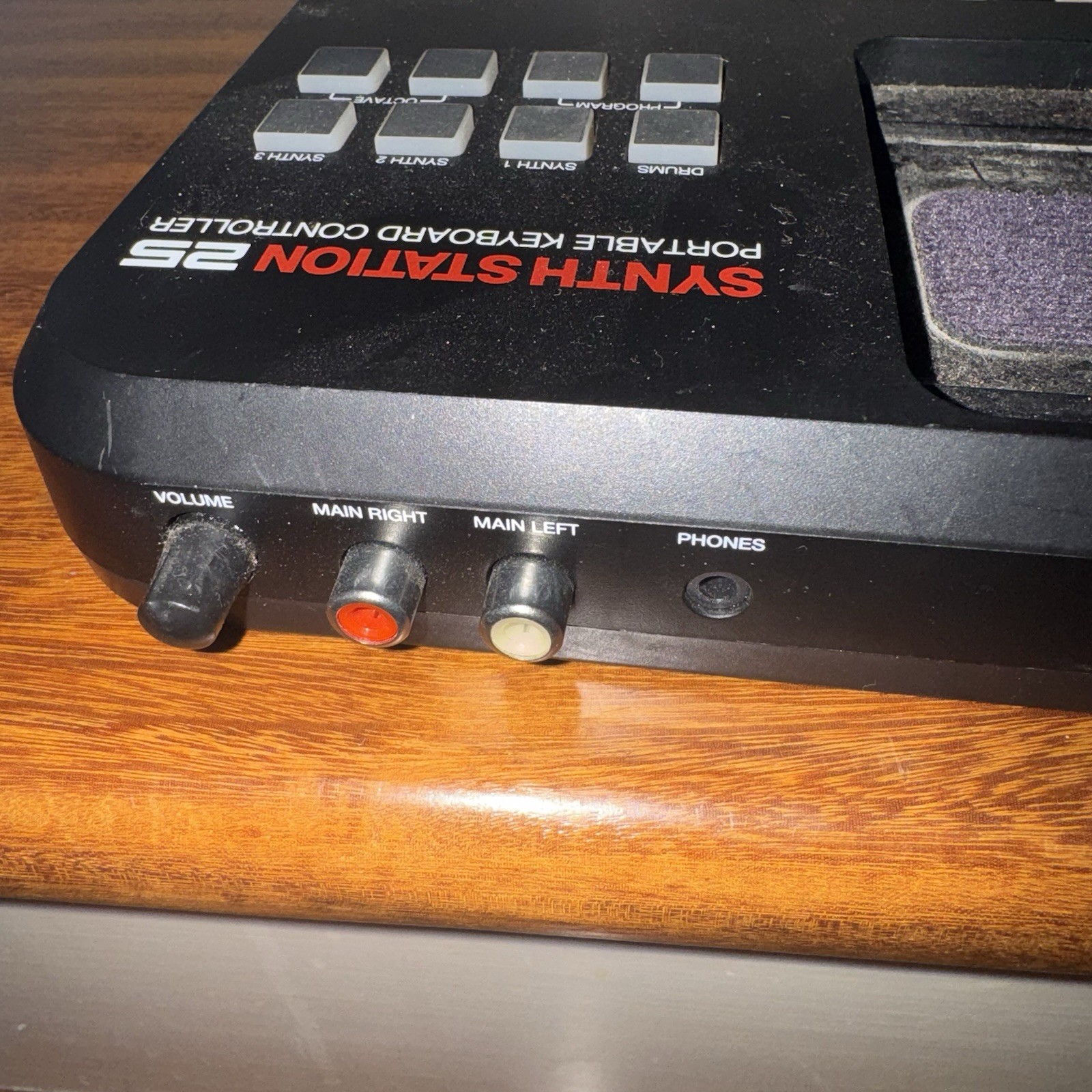Akai Professional Synth Station 25 for iPhone and iPad MIDI controller 25 key