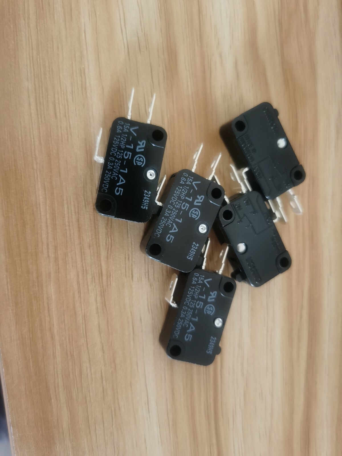 5PCS Omron V-15-1A5 V151A5 Microswitchs -New Free Shipping *TT