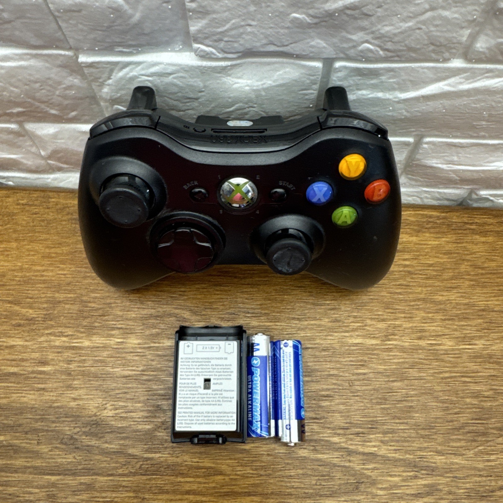 Microsoft Xbox 360 Wireless Controller Black/Black w/Batteries Model 1403 Tested