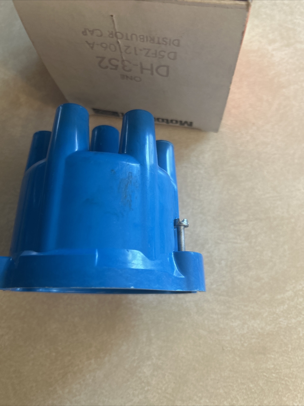 NOS Motorcraft DH-352 Distributor Cap - New Old Stock D5FZ-12106-A