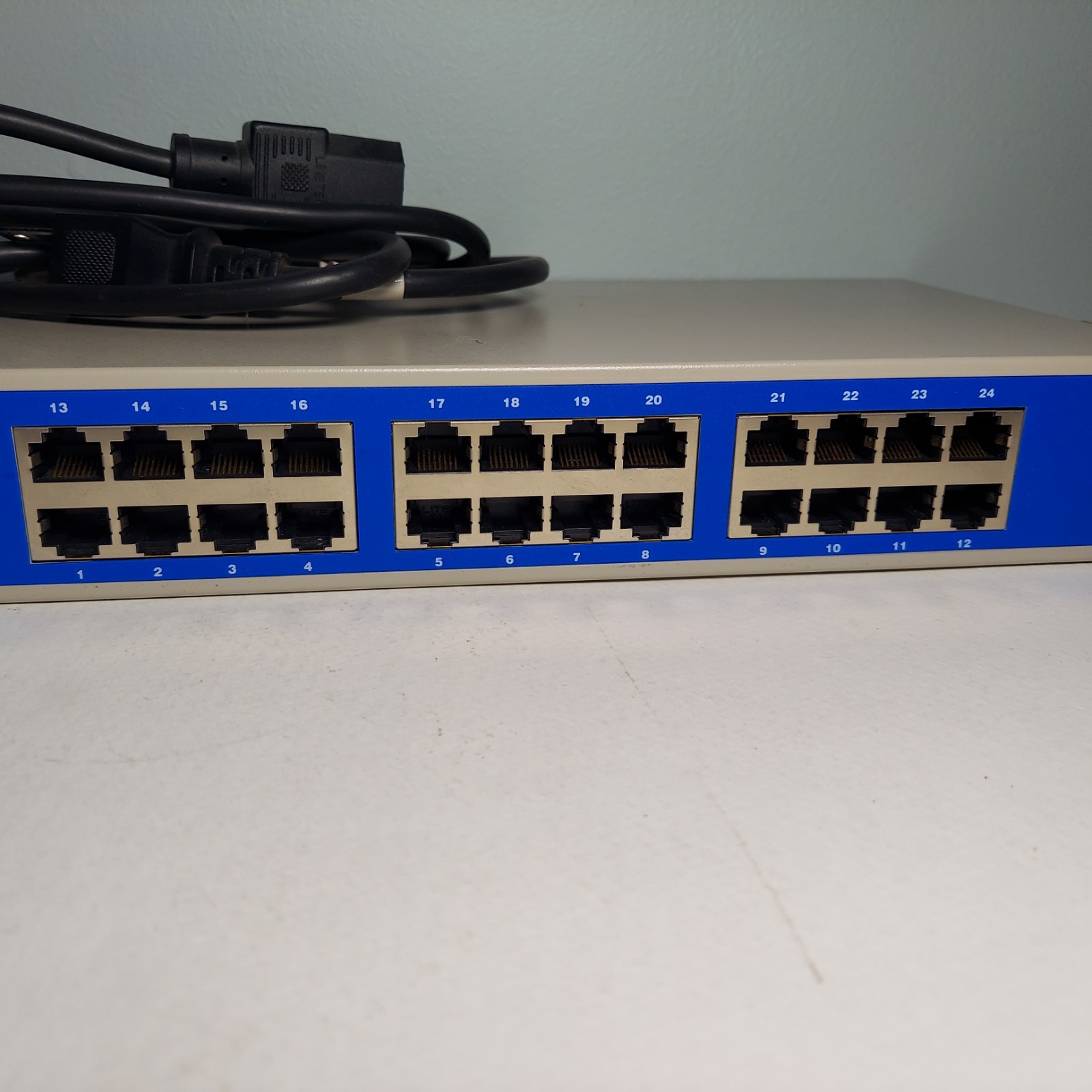 Amer.com 24 Port 10/100Mbps Rackmount Switch (SR24)