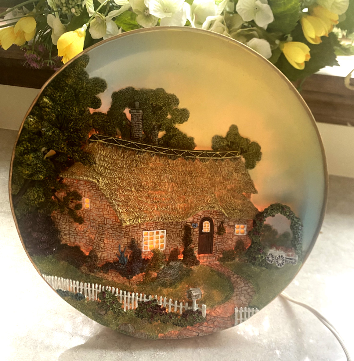 9.25" DIAMETER X 3.5" NIGHTLIGHT - COTTAGE