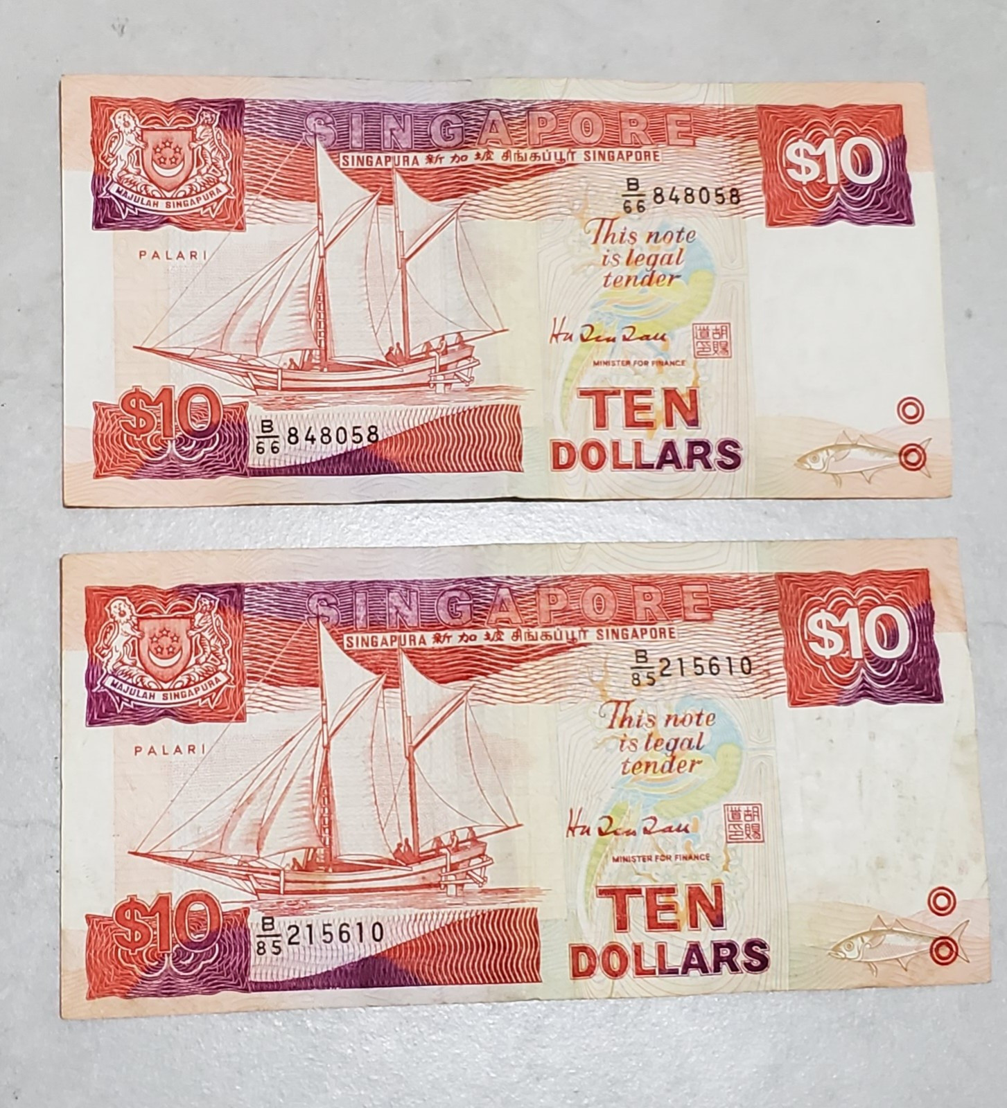 Lot of 2 Singapore Ten Dollars Circulated Banknote
