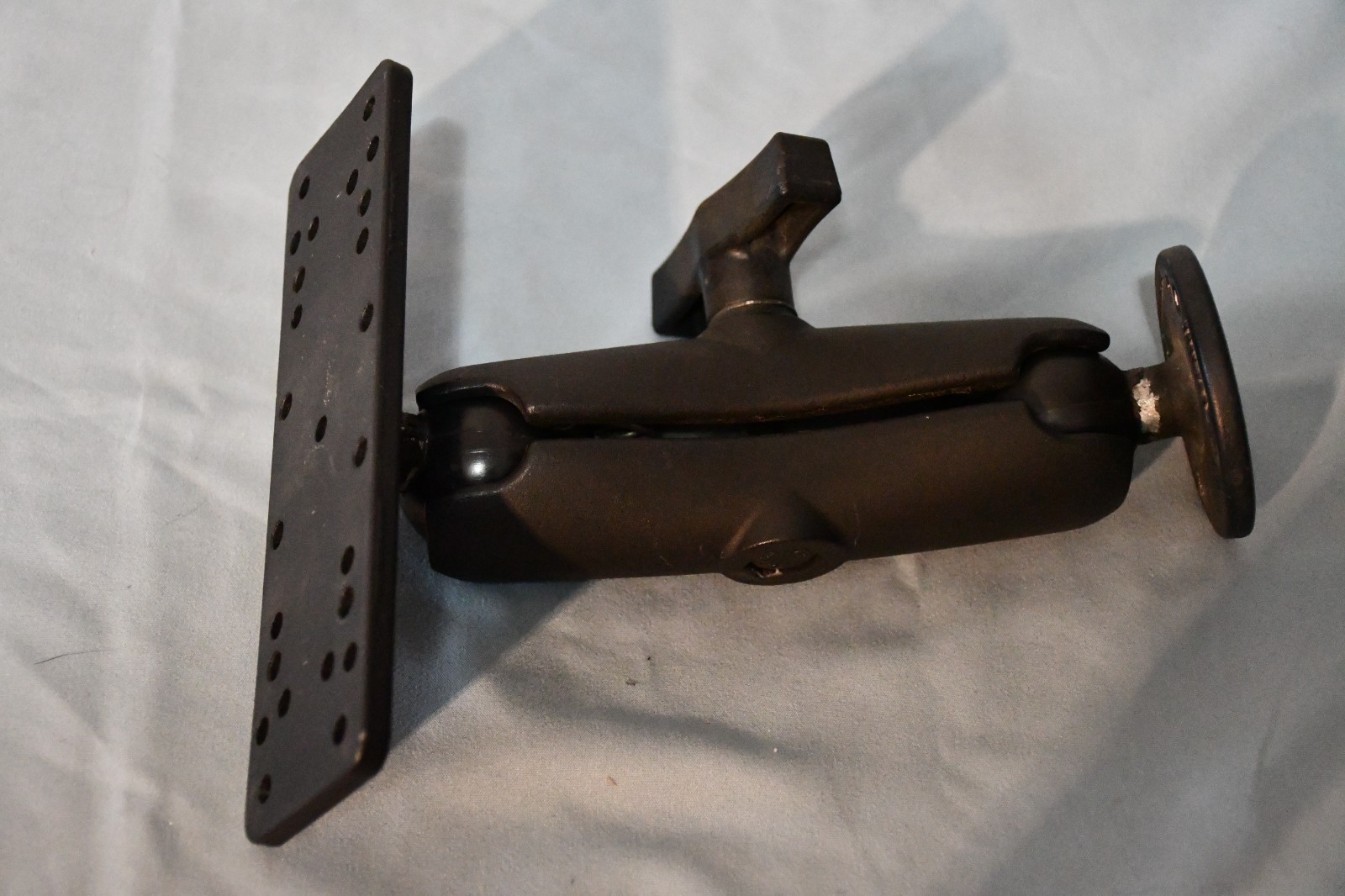 RAM Mount Universal Ball and Socket Electronics Mount with Fish Finder plate