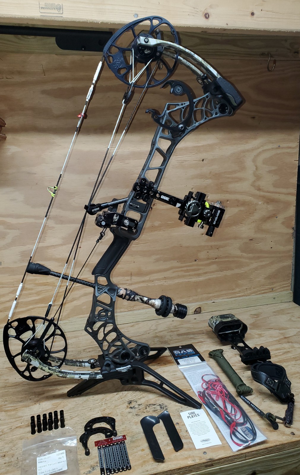 Mathews V3 27 RH Compound Bow Gray with Camo Limbs, MANY accessories