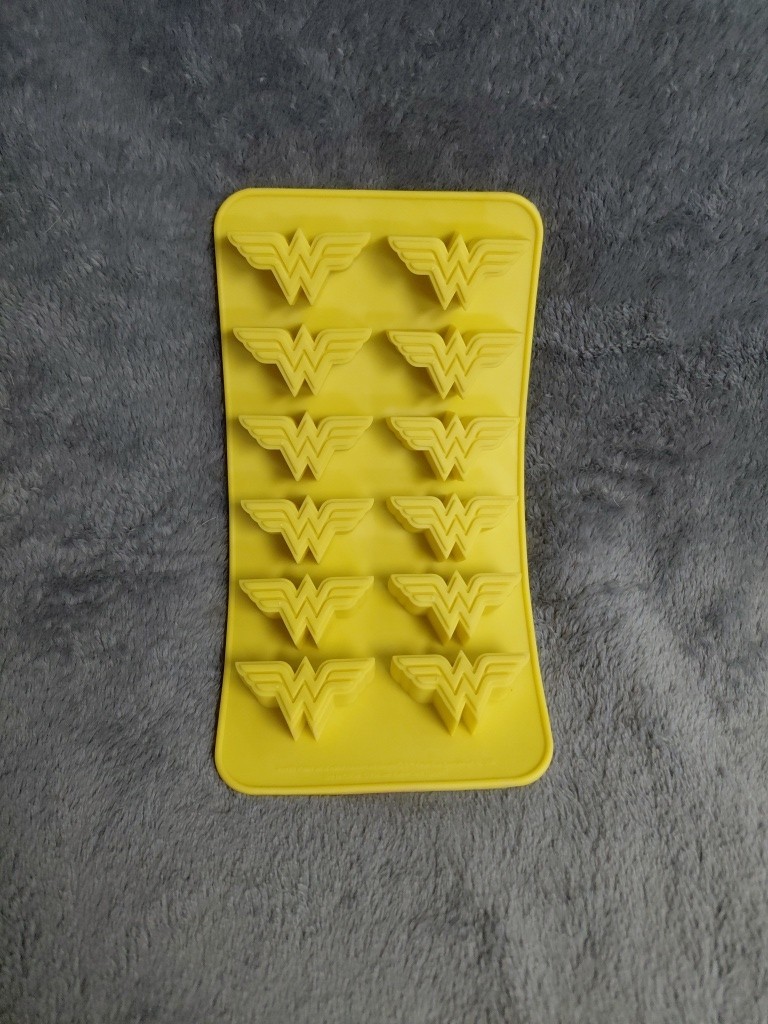 Wonder Woman Insignia Ice Cube Tray Warner Brothers DC Comics A 28