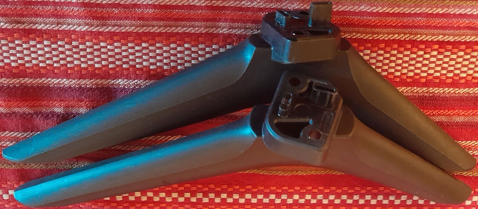 Hisense 58R6E3 50r6e3 50R6E4 58R6E4 Tv stand legs has screws I SHIP FAST