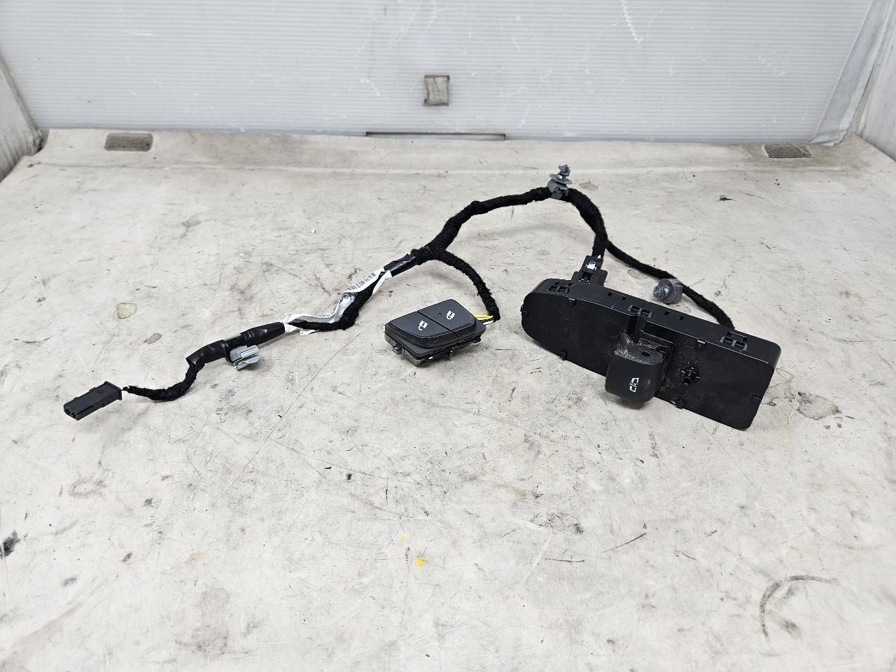 2022 CAMARO RH PASSENGER DOOR PANEL WIRING & SWITCHES 32K MILES