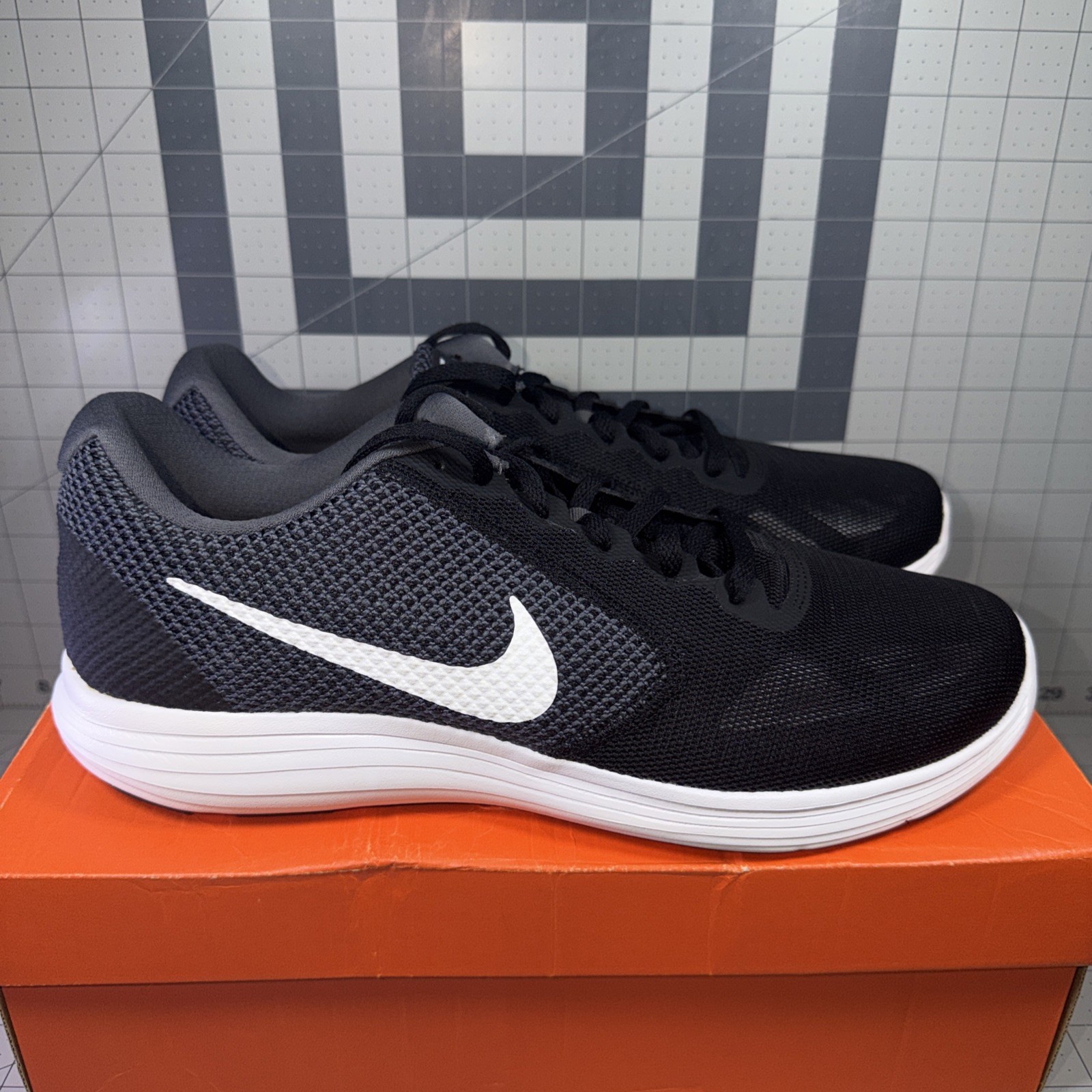 Nike Revolution 3 Men’s Sizes Grey White Black New W/ Box 819300001 Free Ship
