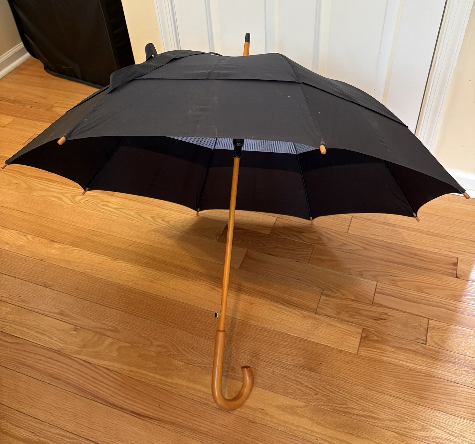 Windbrella Black Umbrella Kensington Classic Wooden J Hook Auto Open Golf 48”