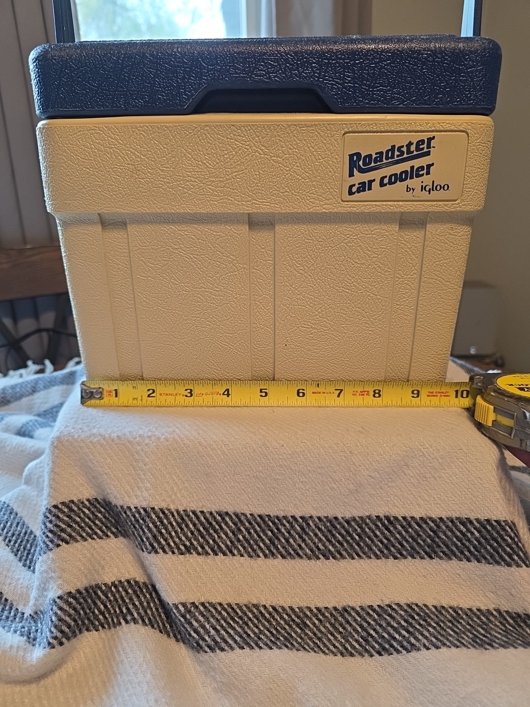 Vintage 1986 Igloo Roadster Car Cooler - Navy Blue/Cream - Retro 80s Ice Chest
