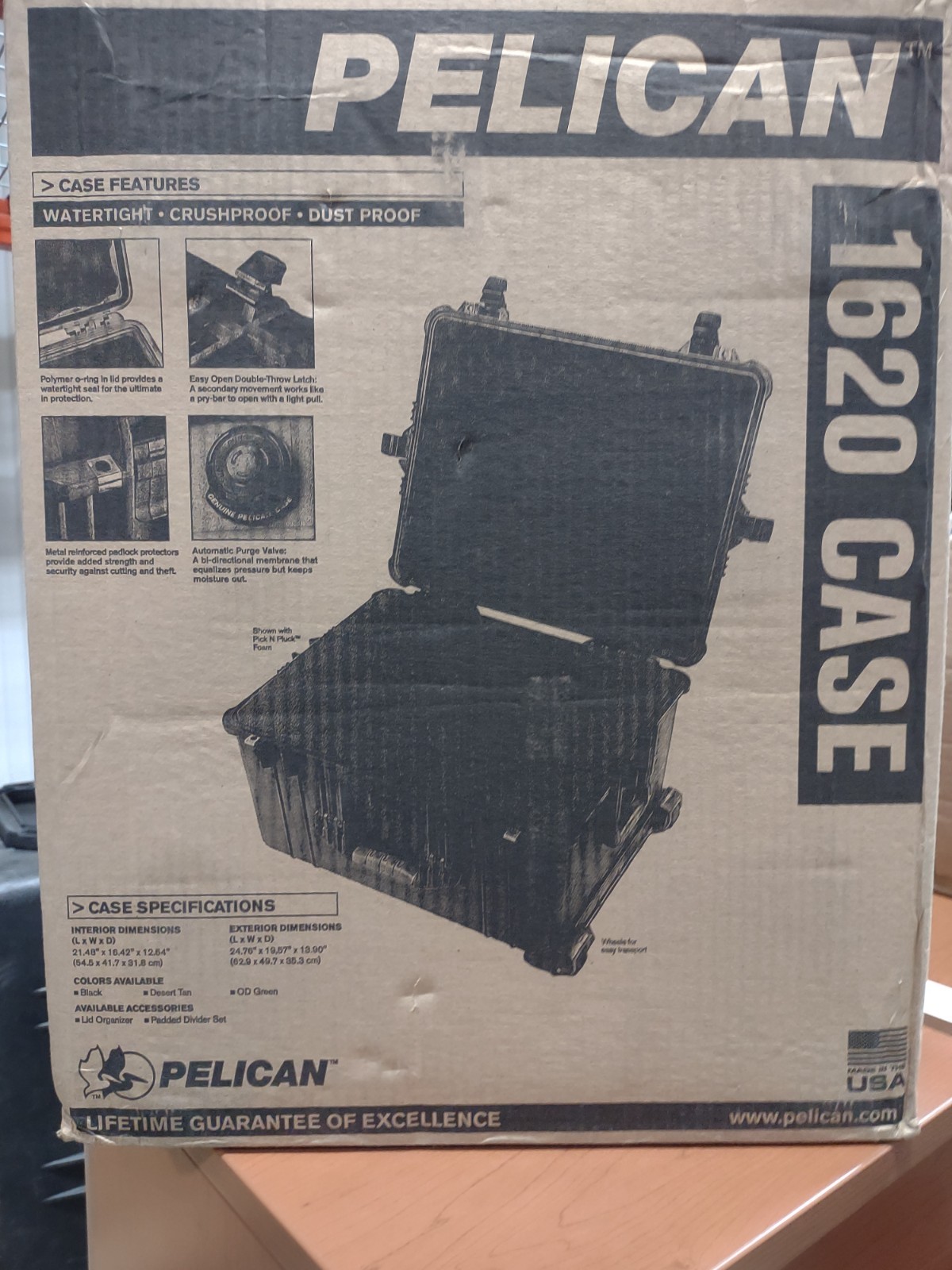Pelican 1620 Hard Case with Padded Divider (Black)