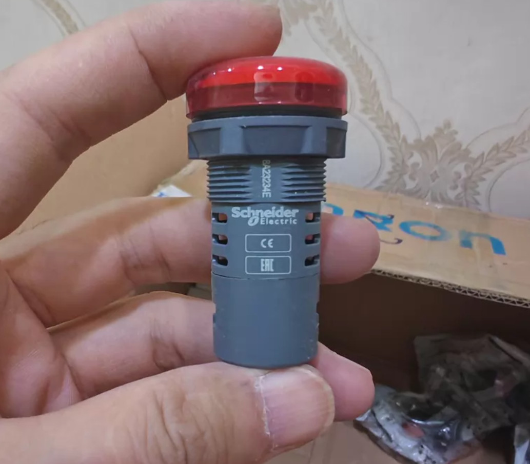 1PC NEW Schneider LED indicator XA2EV series XA2EVB4LC AC/DC24V red #LL