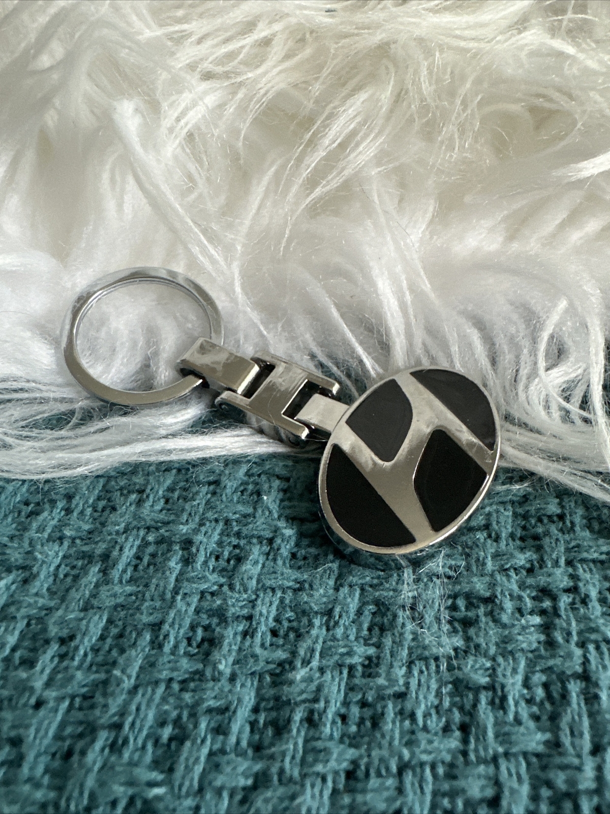 Hyundai ** ( Logo )  ** Keychain ** METAL **