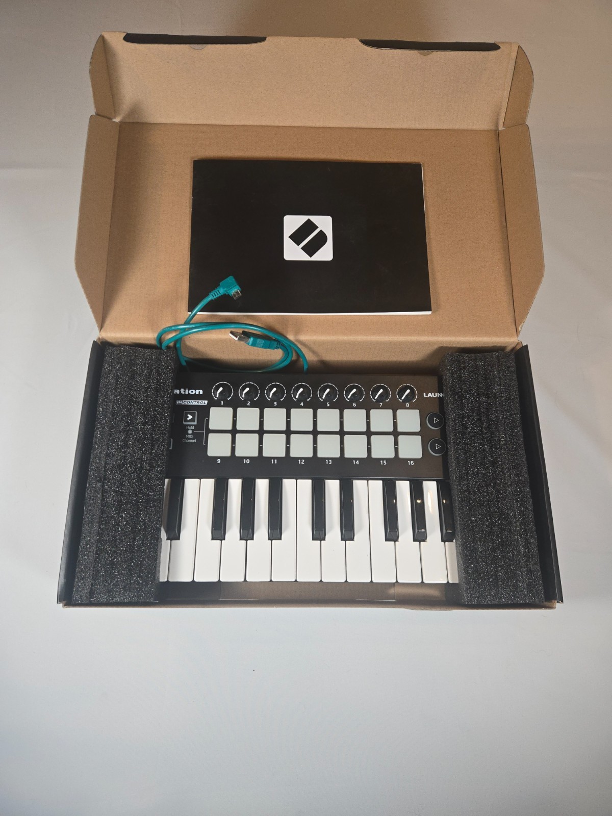 Novation Launchkey Mini MK2 MIDI Keyboard Controller w/ Box & USB Cable