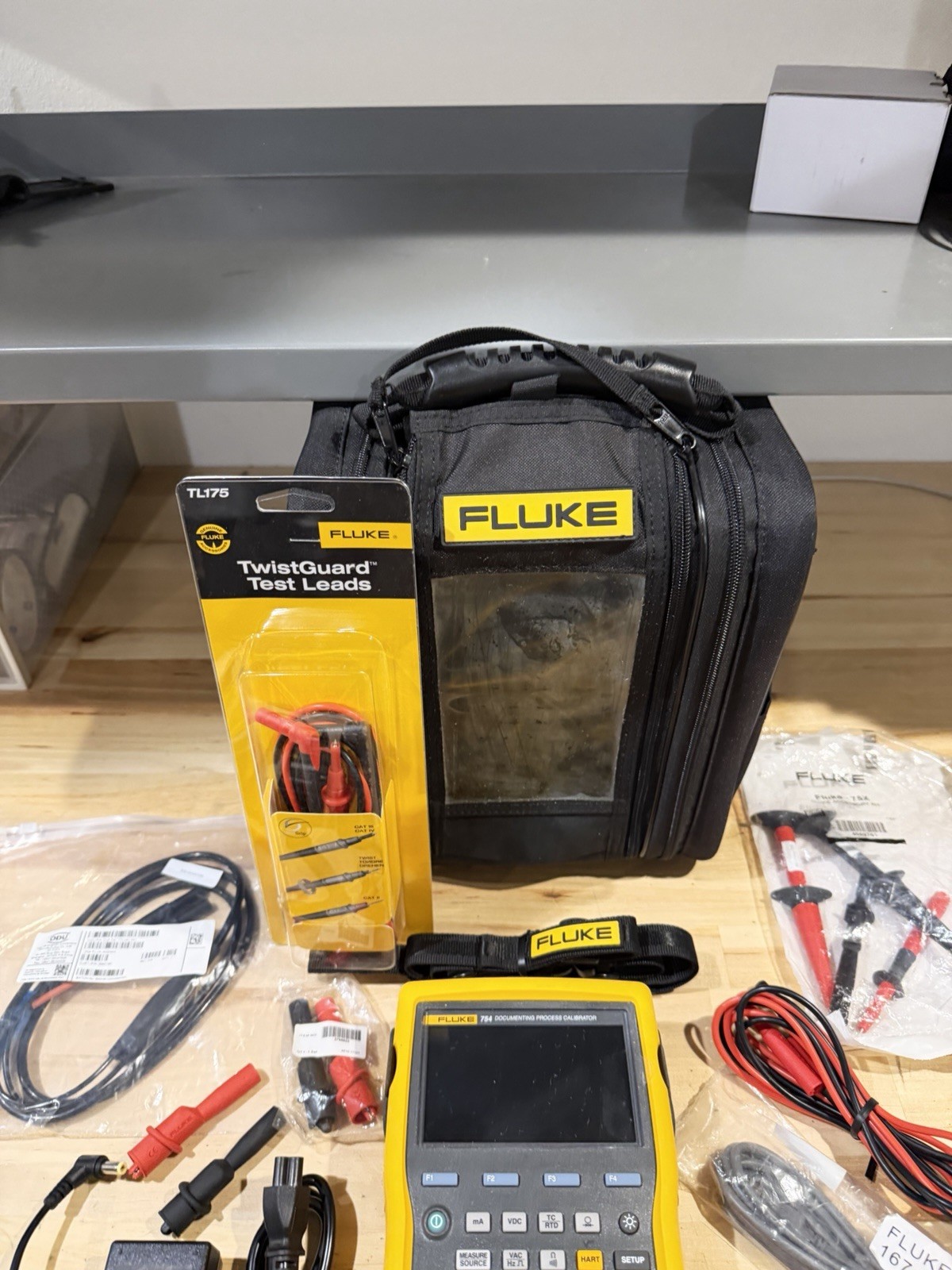 FLUKE 754 DOCUMENTING PROCESS CALIBRATOR W/ ACCESSORIES (TESTED) FREE SHIPPING