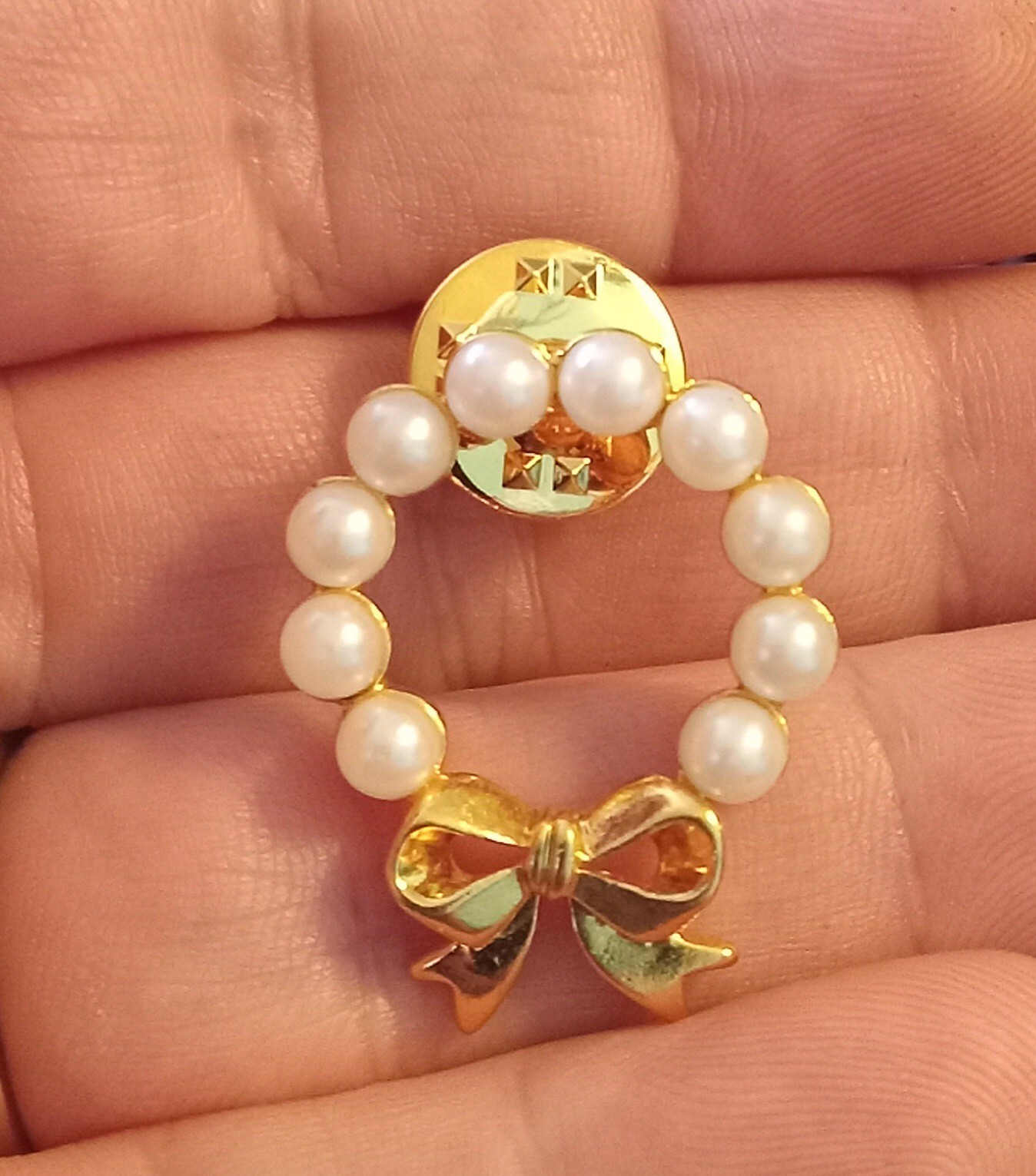 Vintage Goldtone Metal Faux Pearl Wreath Pin Lapel Excellent Condition