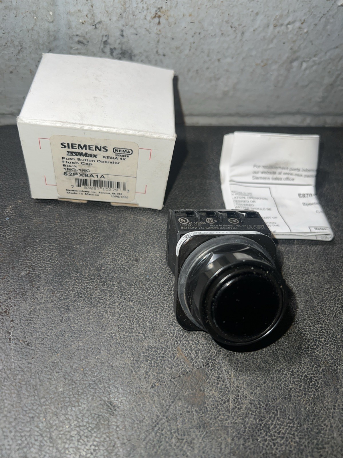 SIEMENS 52PX8A1A Non-Illuminated Push Button,30mm,Epoxy