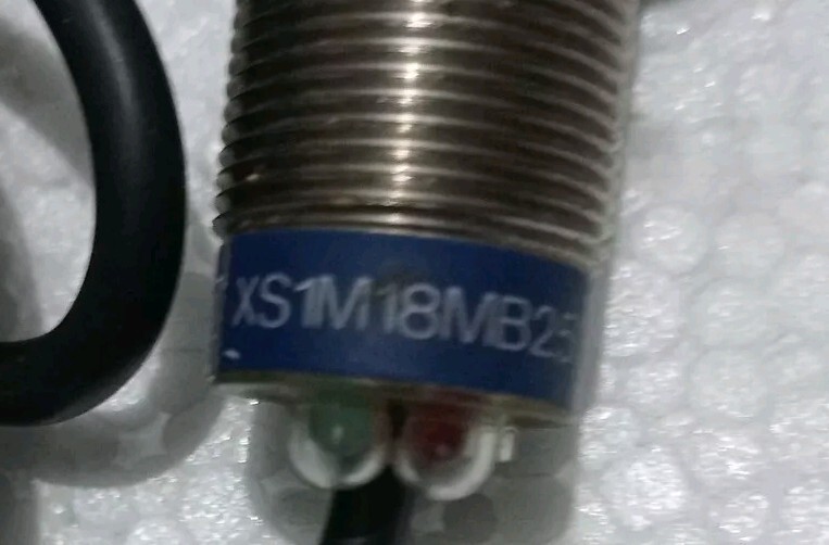 Telemecanique xs1m18mb250 proximity switch Sensor New