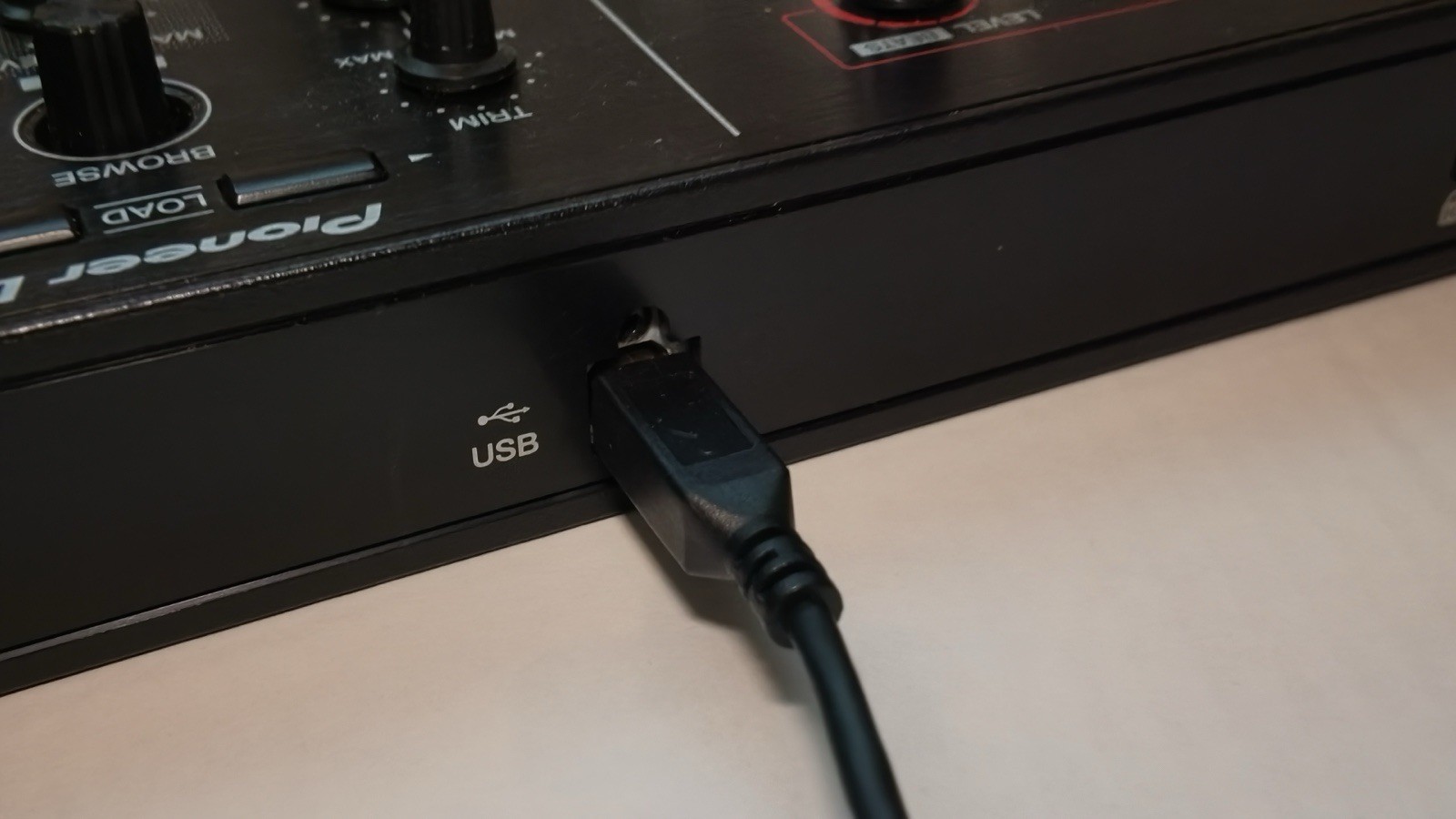 Pioneer DJ DDJ-SB2 Serato 2-Channel 2-Deck DJ Controller powers on