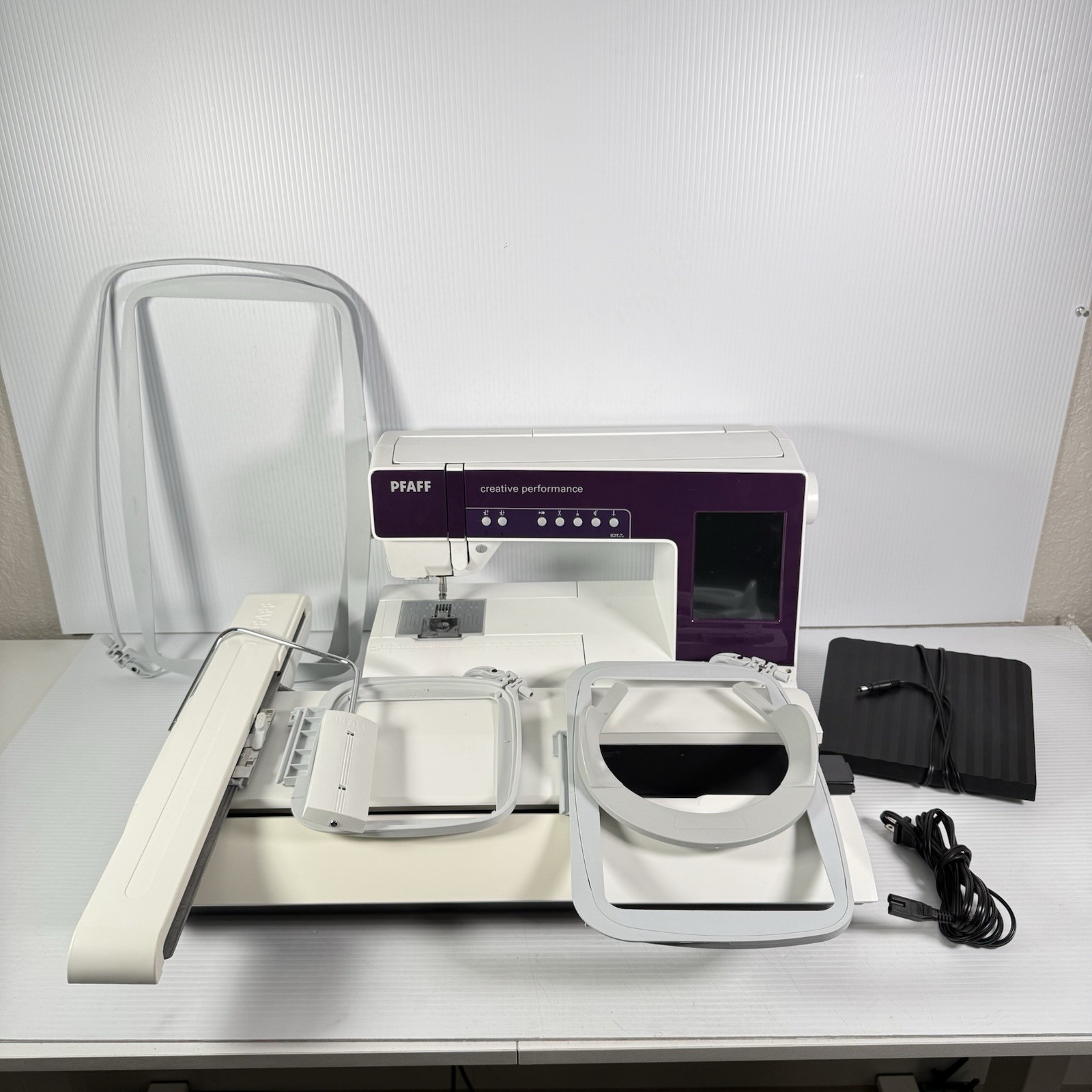 MINT PFAFF CREATIVE PERFORMANCE SEWING QUILTING+ EMBROIDERY MACHINE - Read!!