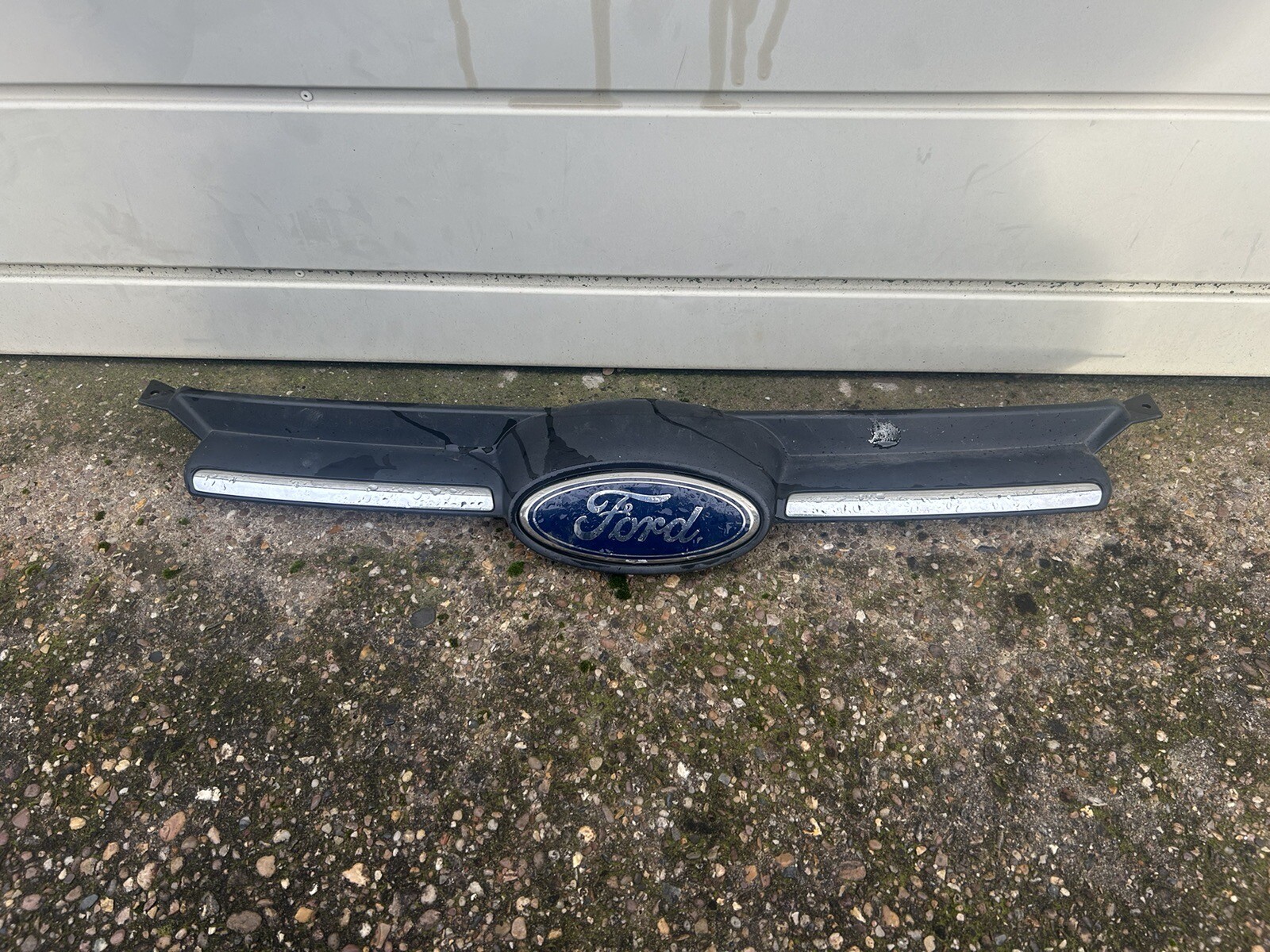 FORD FOCUS MK3 UPPER GRILL WITH BADGE  2011   2015 BM518A133A