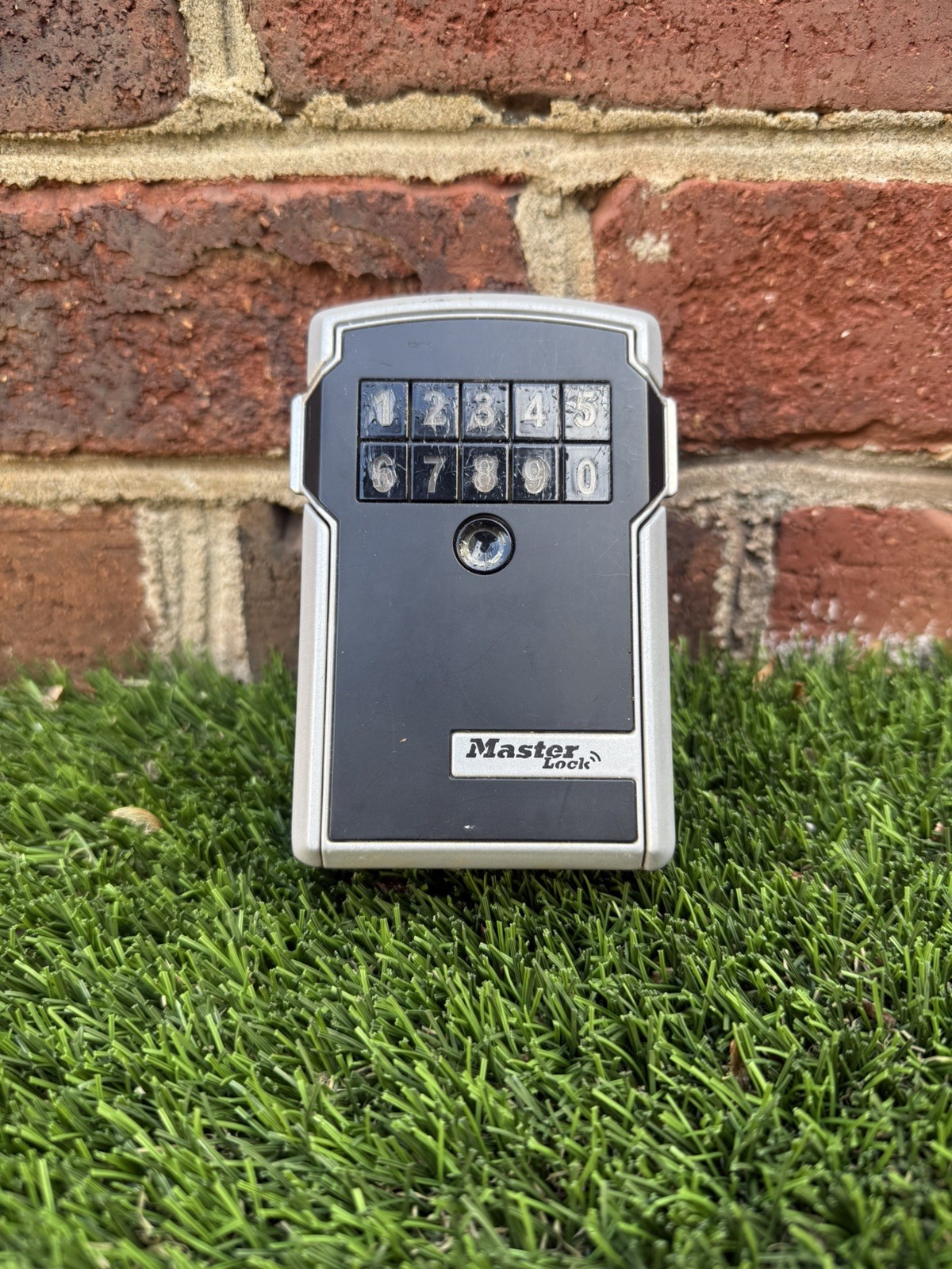 Master Lock 5441D Bluetooth Wall Mount Key Lock Box Electronic USED