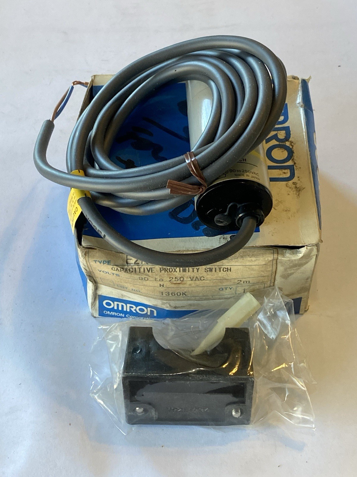 OMRON E2K-C25MY1-US Capacitive Proximity Switch