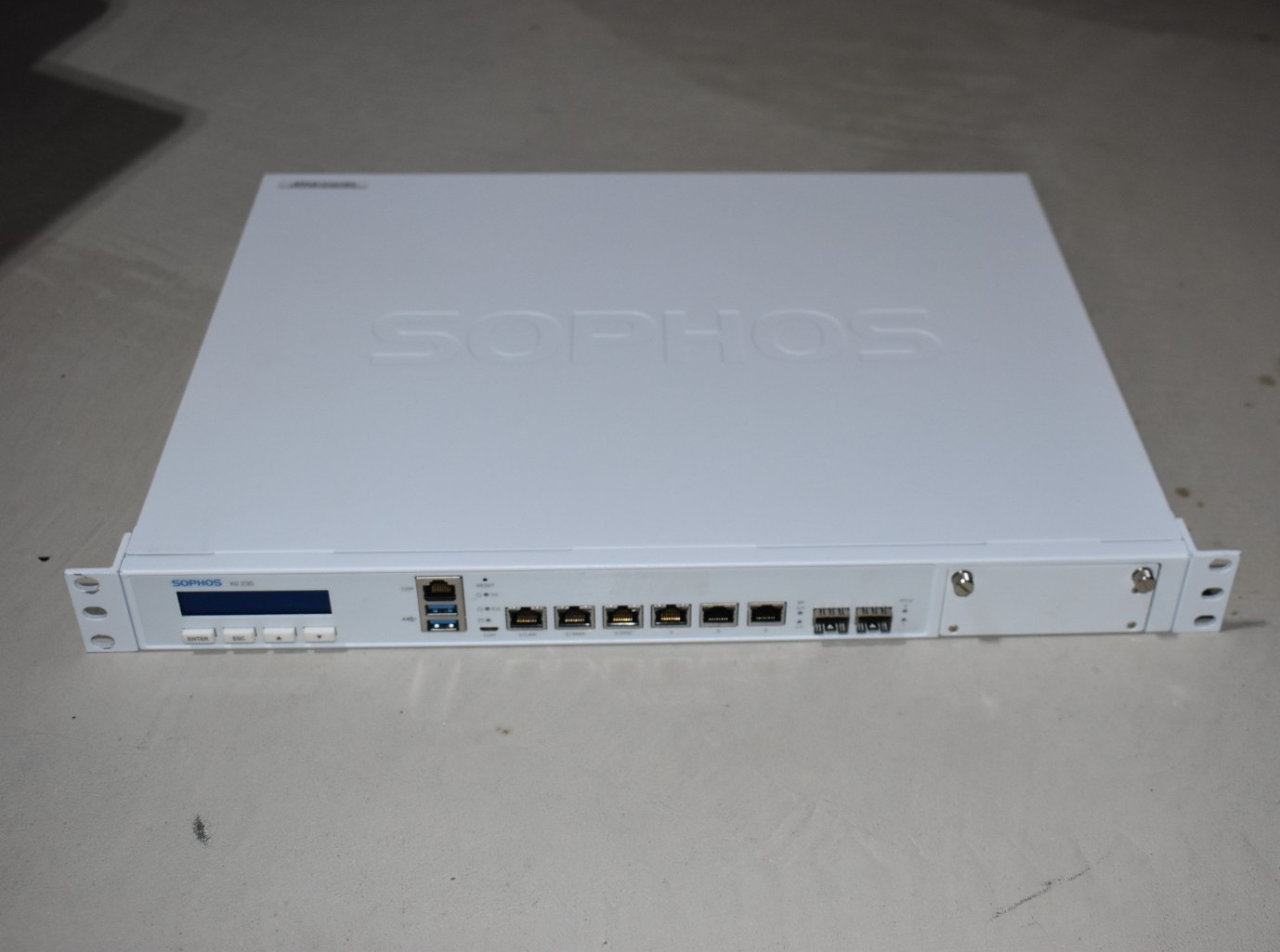 Sophos XG210 v3 8x Gigabit Rackmount PFsense Firewall G3900 8GB 128GB SSD AES-NI