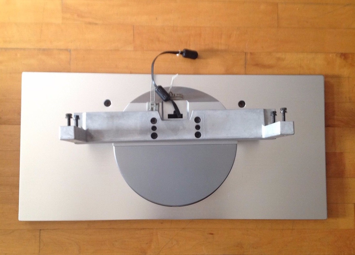HITACHI LCD SILVER TV BASE STAND MODEL 32HDL51 WITH 4 SCREWS Included