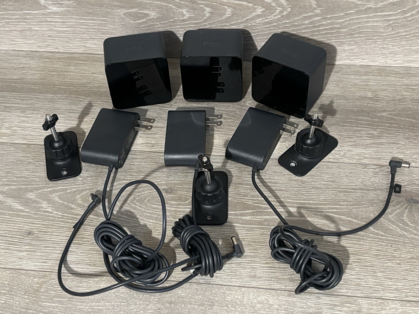 HTC Vive VR Full Headset Kit System Virtual Reality TURNS ON BUT UNTESTED AS-IS