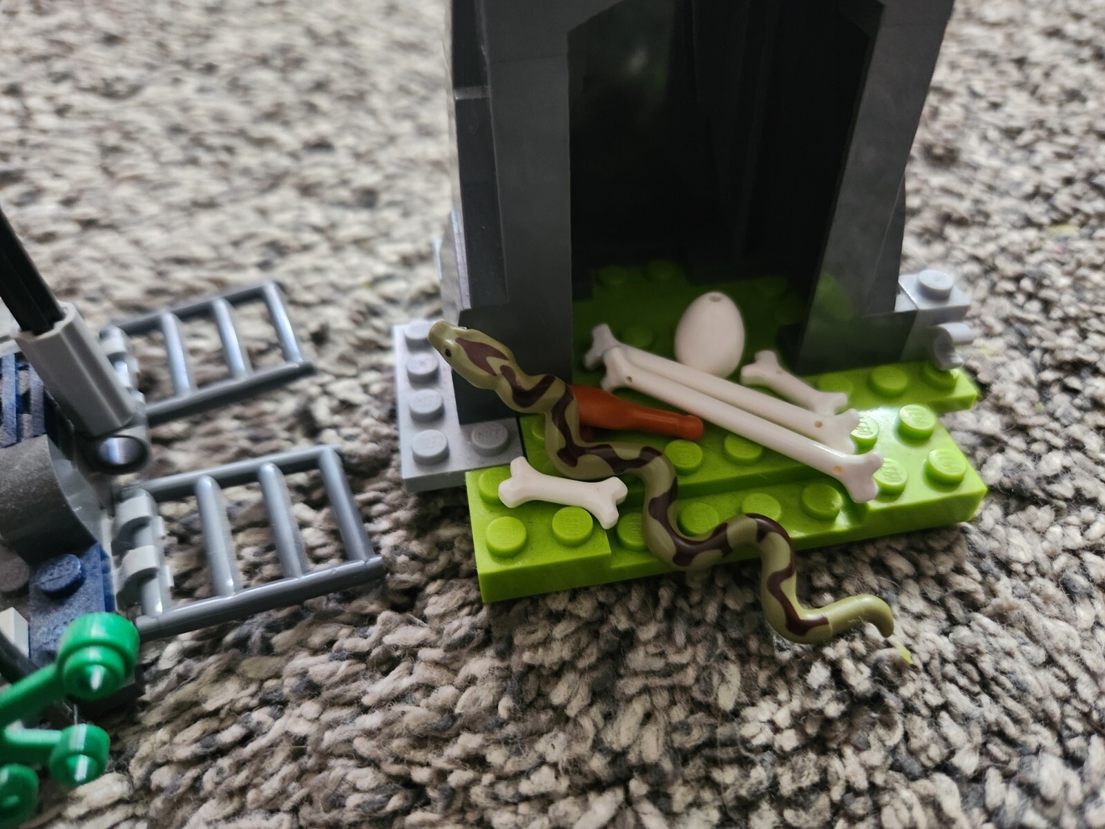 LEGO Jurassic World Raptor Pen Scene 4 Wheeler