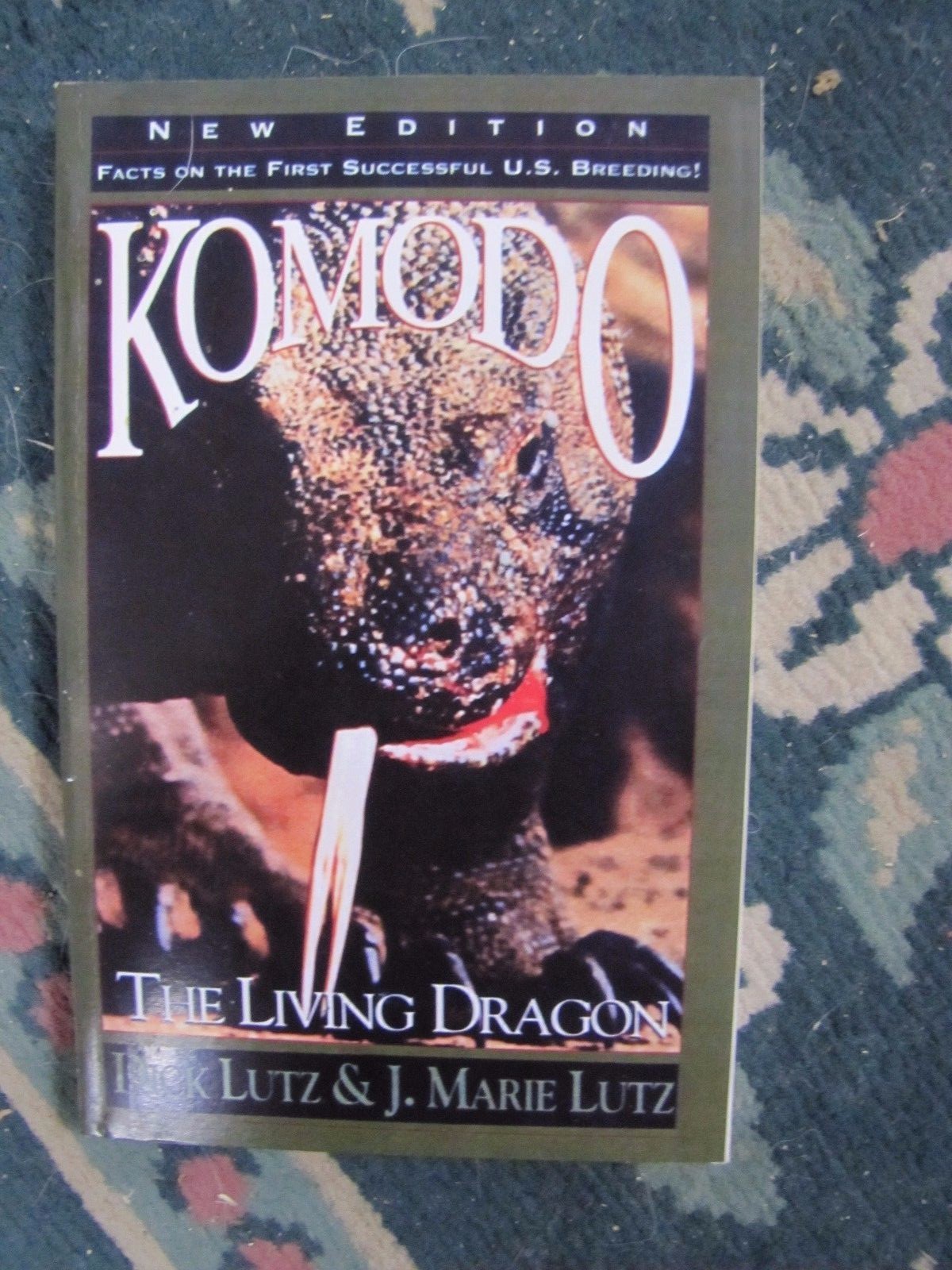 Komodo, The Living Dragon by Dick & J. Marie Lutz  paperback NEW