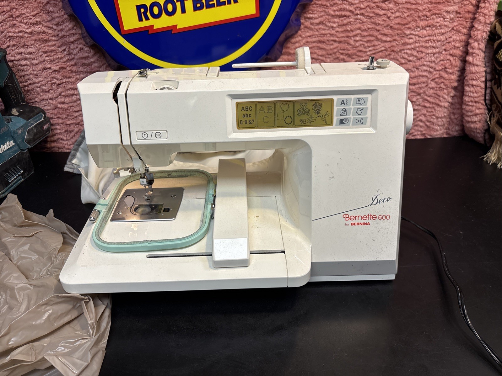 Bernina Bernette Deco 600 embroidery machine. Tested Working