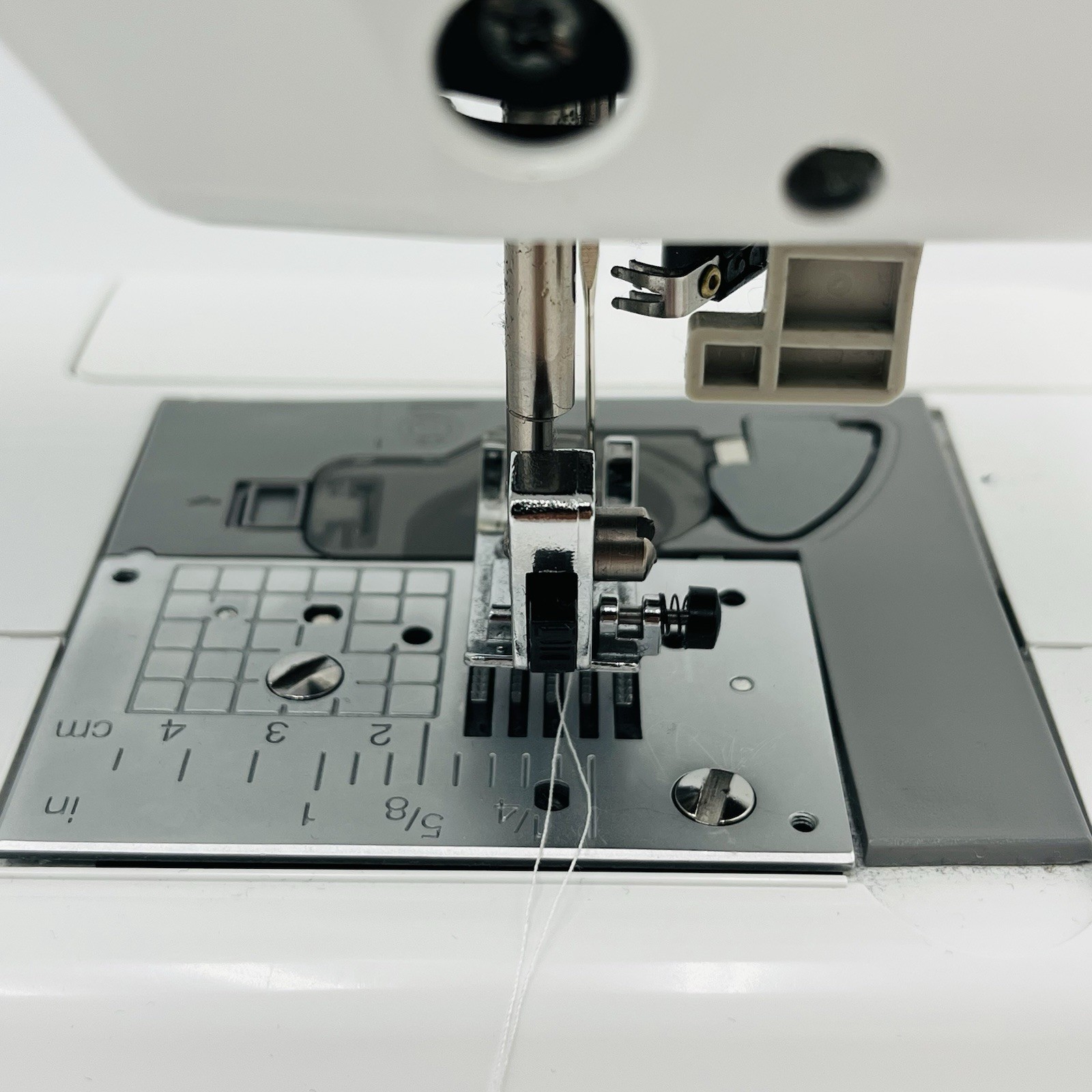 Brother XR9000 Computerized Sewing Machine LCD 80 Stitches With Case & Pedal