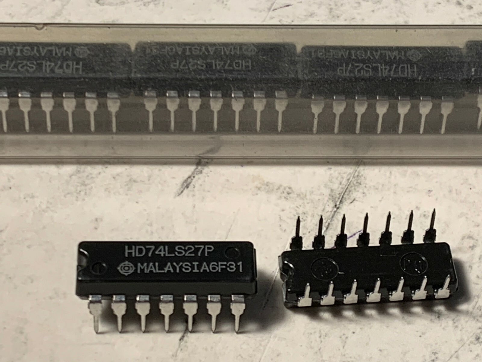 Hitachi IC-HD74LS27P-Triple 3-input NOR Gate- DIP-14.