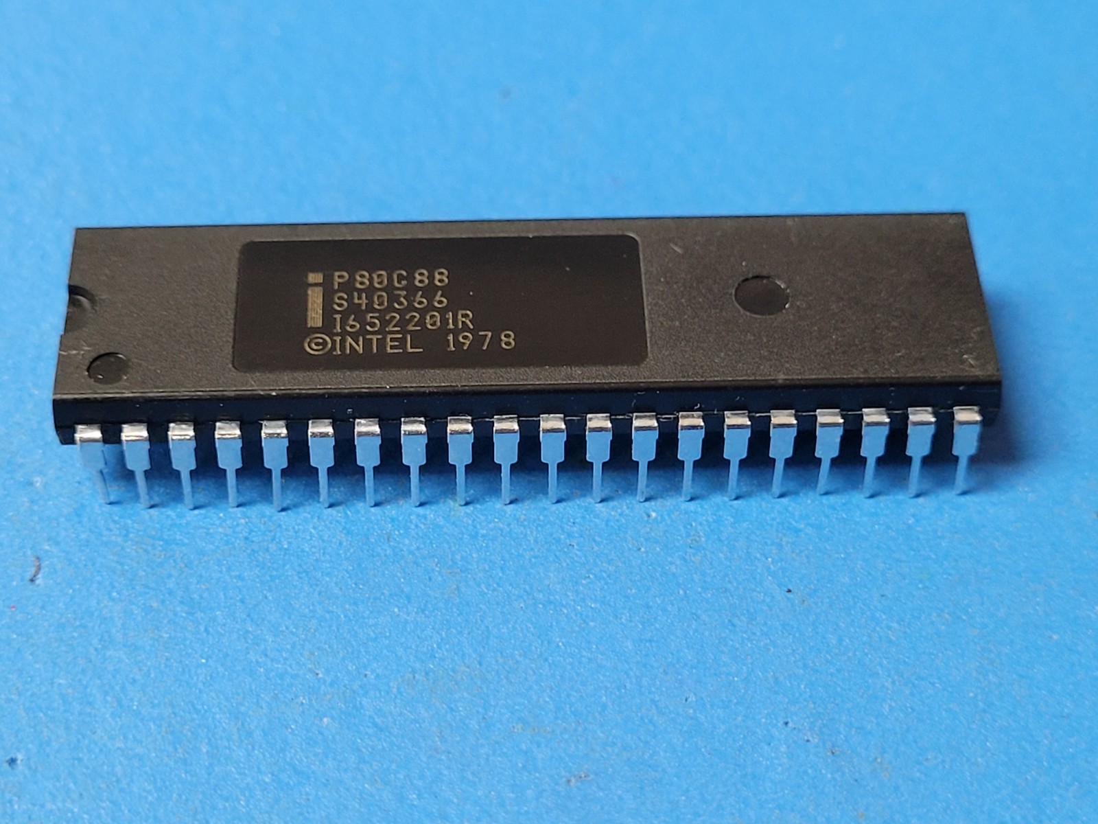 (1 PC) P80C88 INTEL RISC Microprocessor, 16-Bit, 5MHz, CMOS, PDIP40