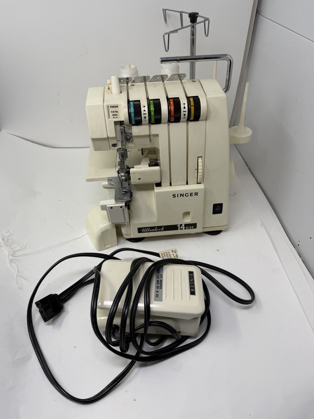 SINGER Ultralock 14U34 Serger 4-Thread Sewing Machine 14U34 Working With Pedal