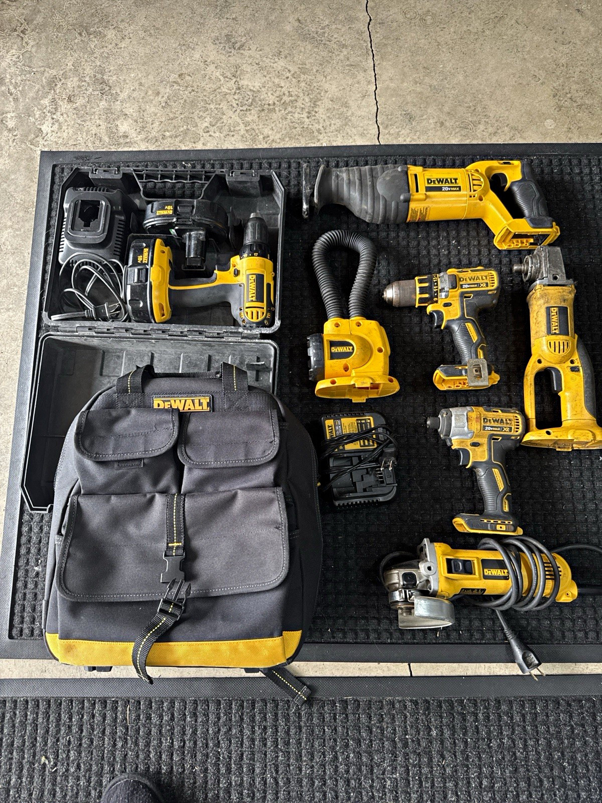 DEWALT 20V Cordless Power Tool Combo Kit Set w/ Backpack/Bag and Charger