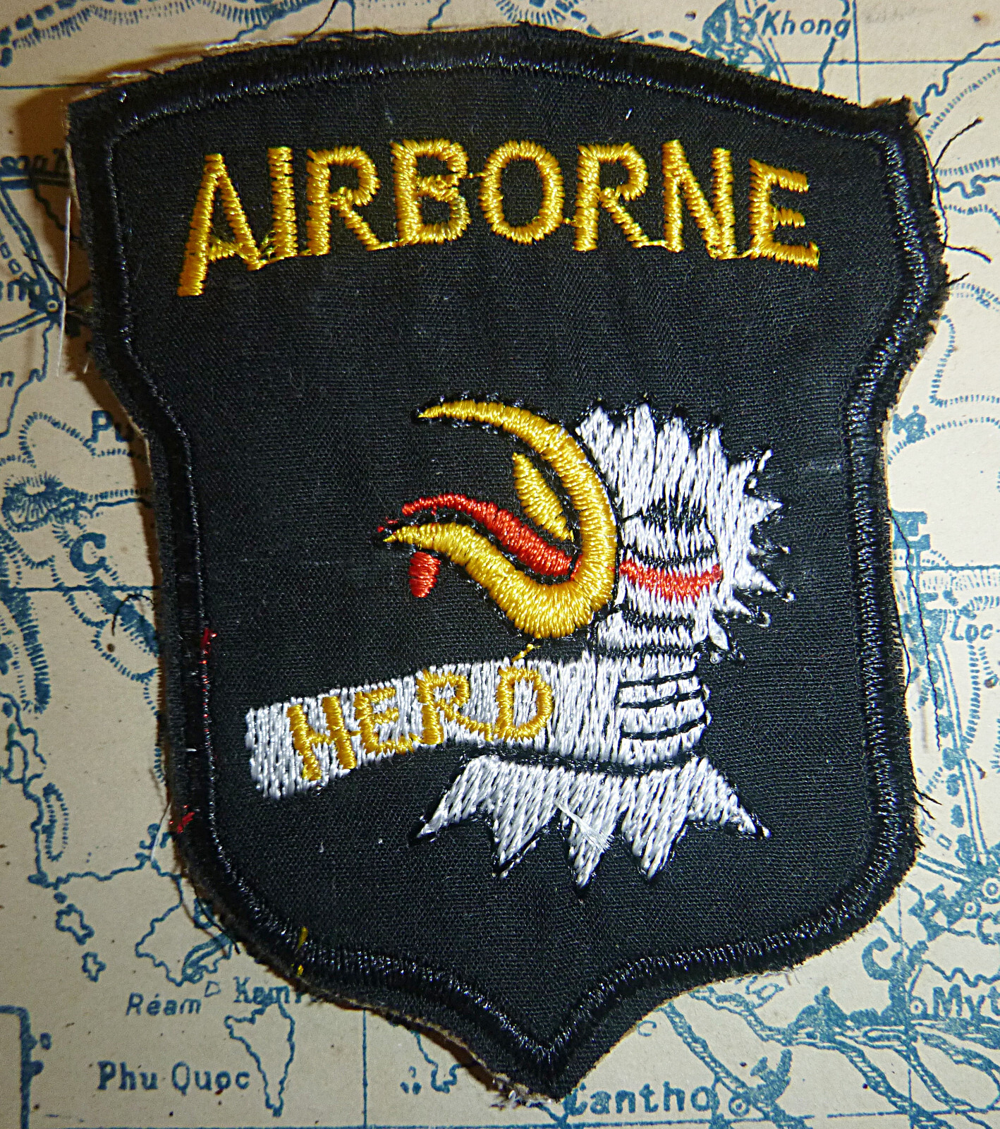 PATCH - 82nd Airborne Strangles the 101st Screaming Eagle - Vietnam War - M.142