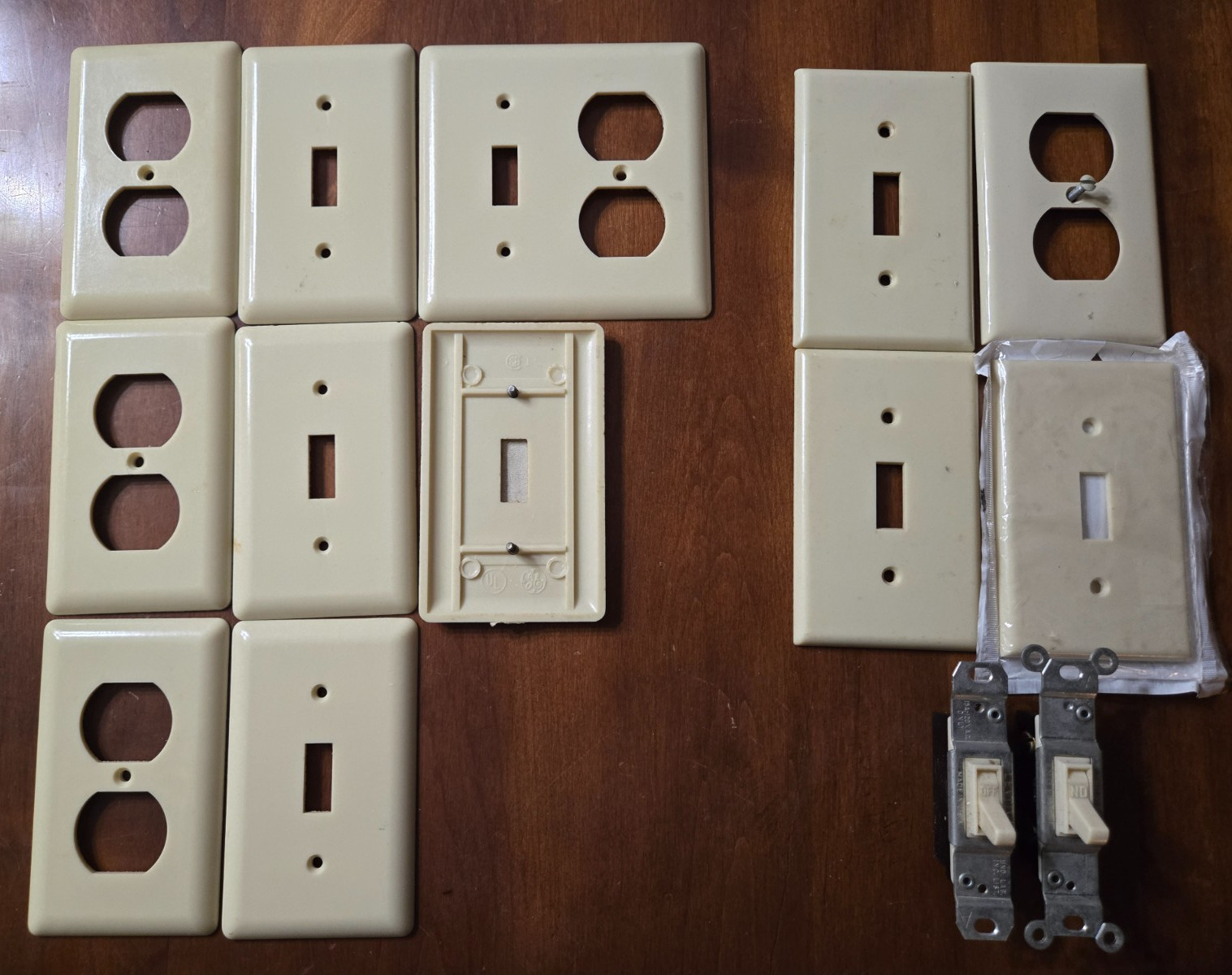 Lot of Vintage Ivory/Cream Switchplate Covers (12) & Switches (2) - GE & Leviton