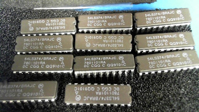 New (8pcs) 54LS374/BRAJC MOTOROLA IC Logic