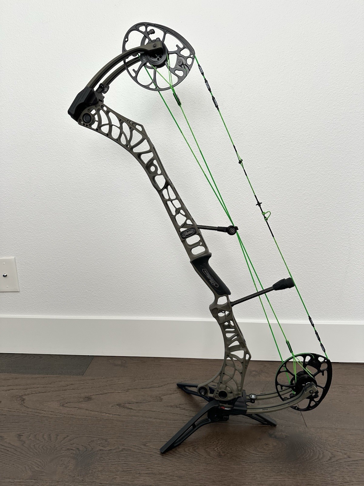Mathews Phase 4 33-inch ATA (27” Draw Mod 65#) In Ambush Green