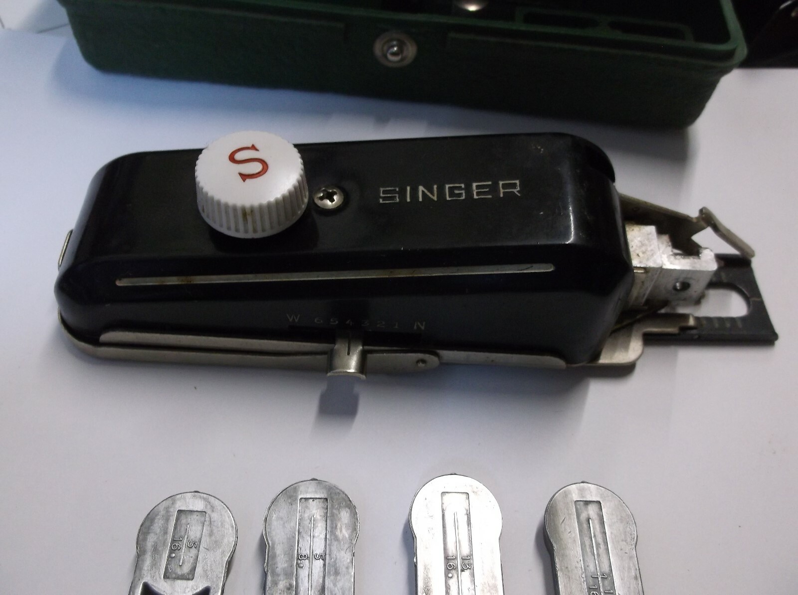 C4 Singer Sewing Machine Attachment Buttonholer #160506 Templates / Case