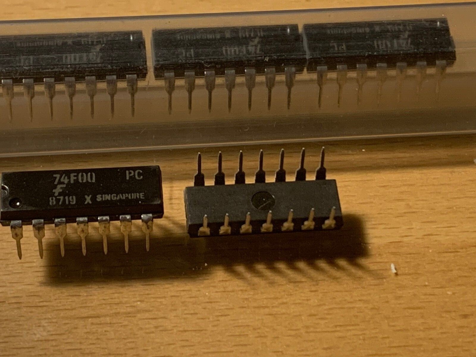 74F00PC - FAIRCHILD IC - Quad 2-Input 14-Pin Dip.