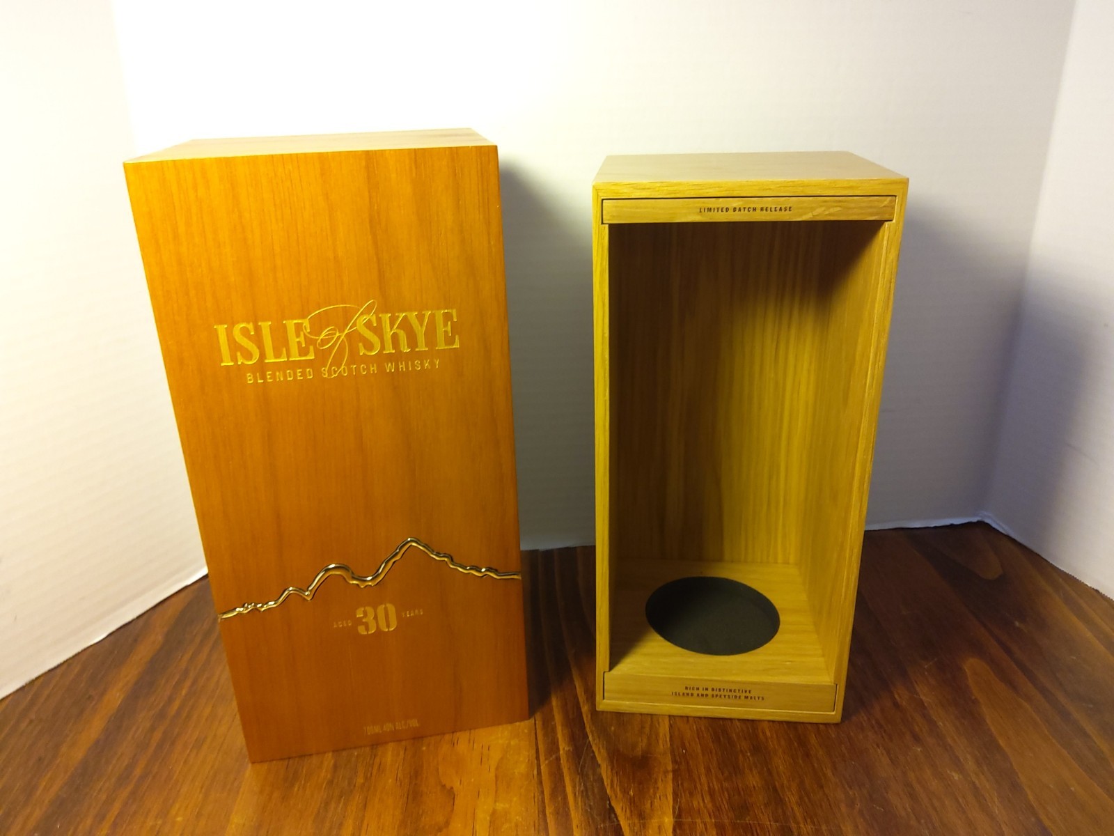 ISLE OF SKYE  Whisky Empty Wooden Box  30-Year-Old Blended Scotch WHISKY