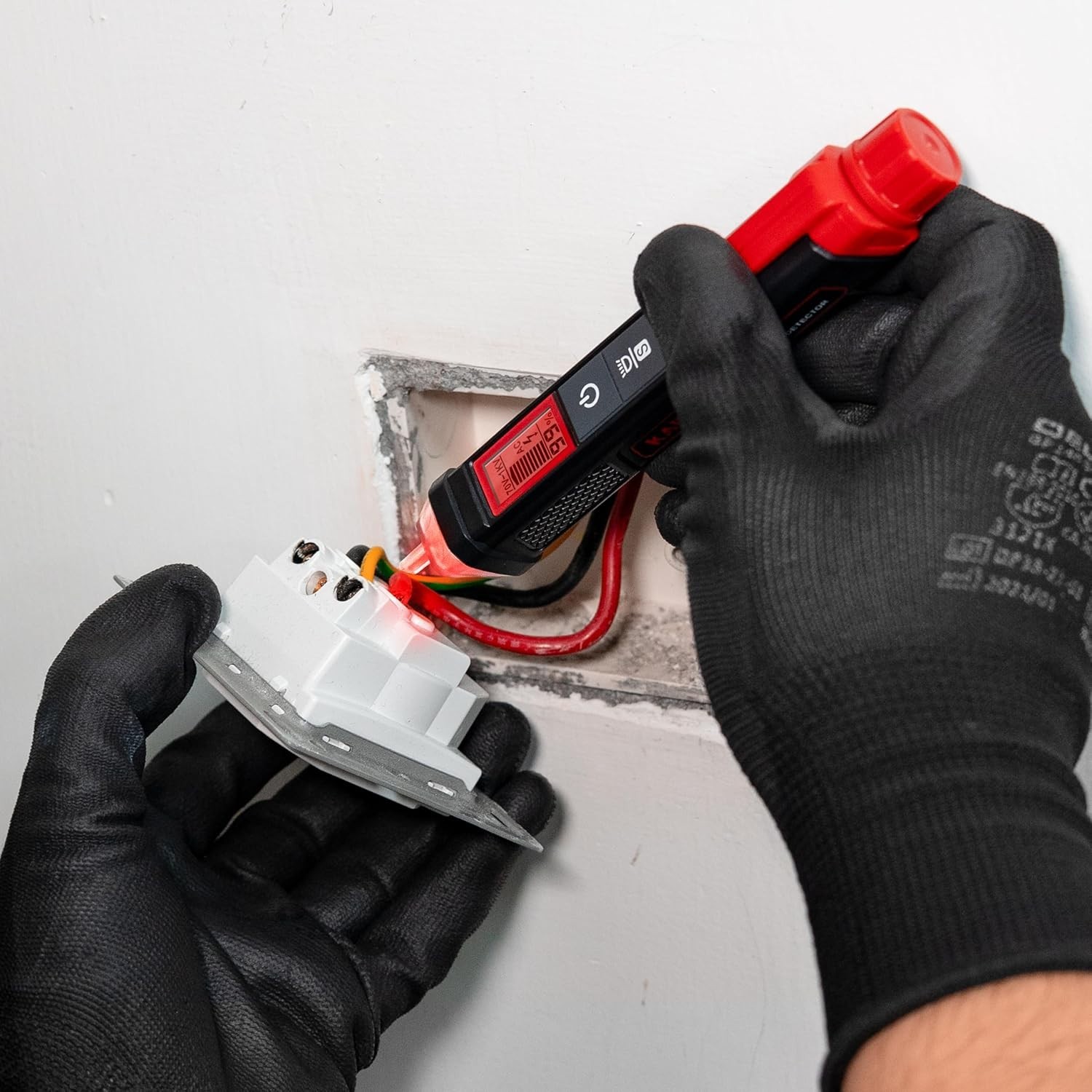 Portable Voltage Tester with Automatic Sensitivity & High Voltage Alerts