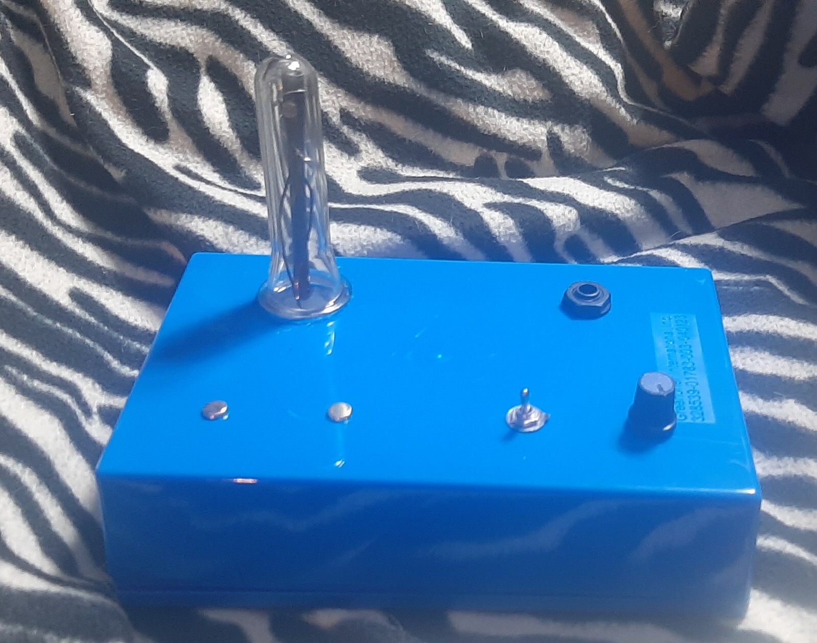 Stylophonic optical theremin synthesizer